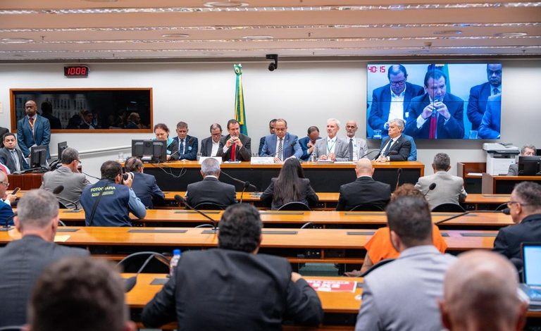 Fim da escala 6×1: Pressão popular nas ruas e no Congresso marca o debate trabalhista em 2026