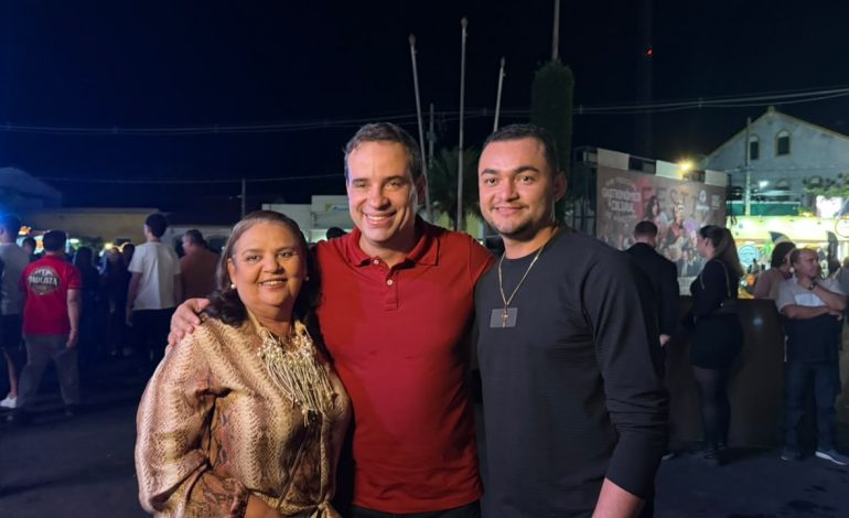 Cadu recebe carinho do povo de Martins na abertura do Festival Gastronômico e Cultural