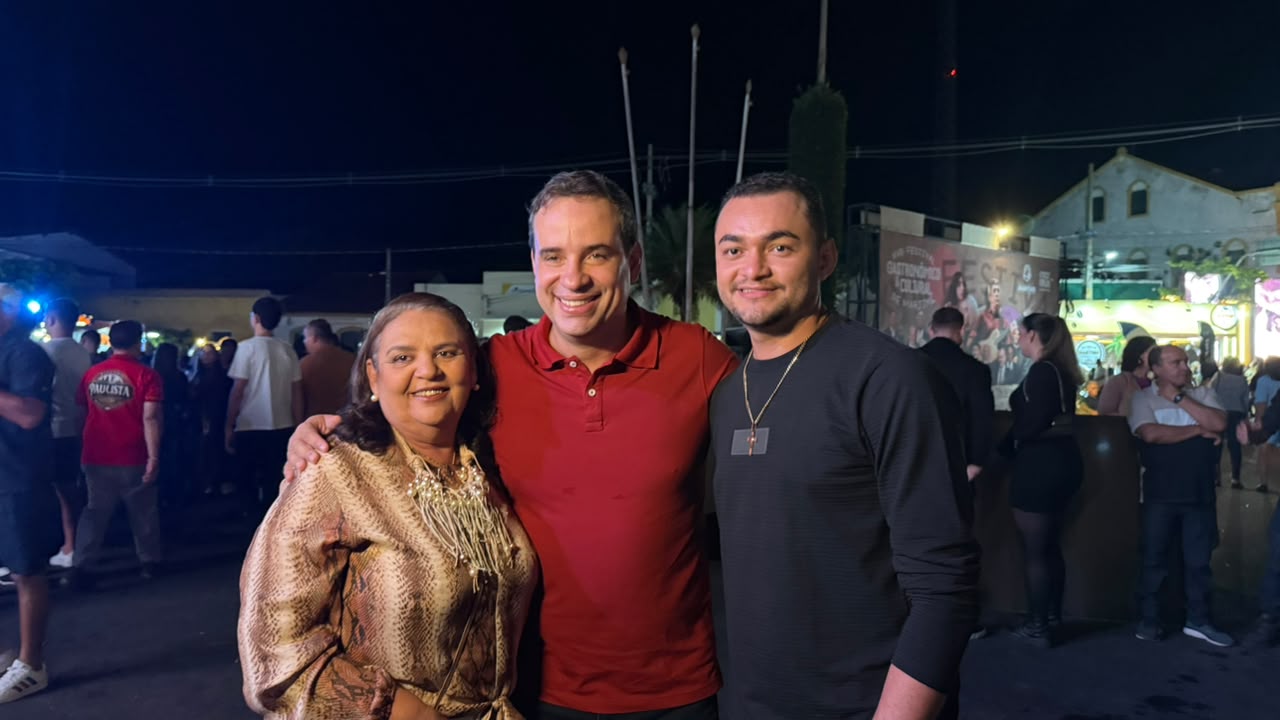 Cadu recebe carinho do povo de Martins na abertura do Festival Gastronômico e Cultural